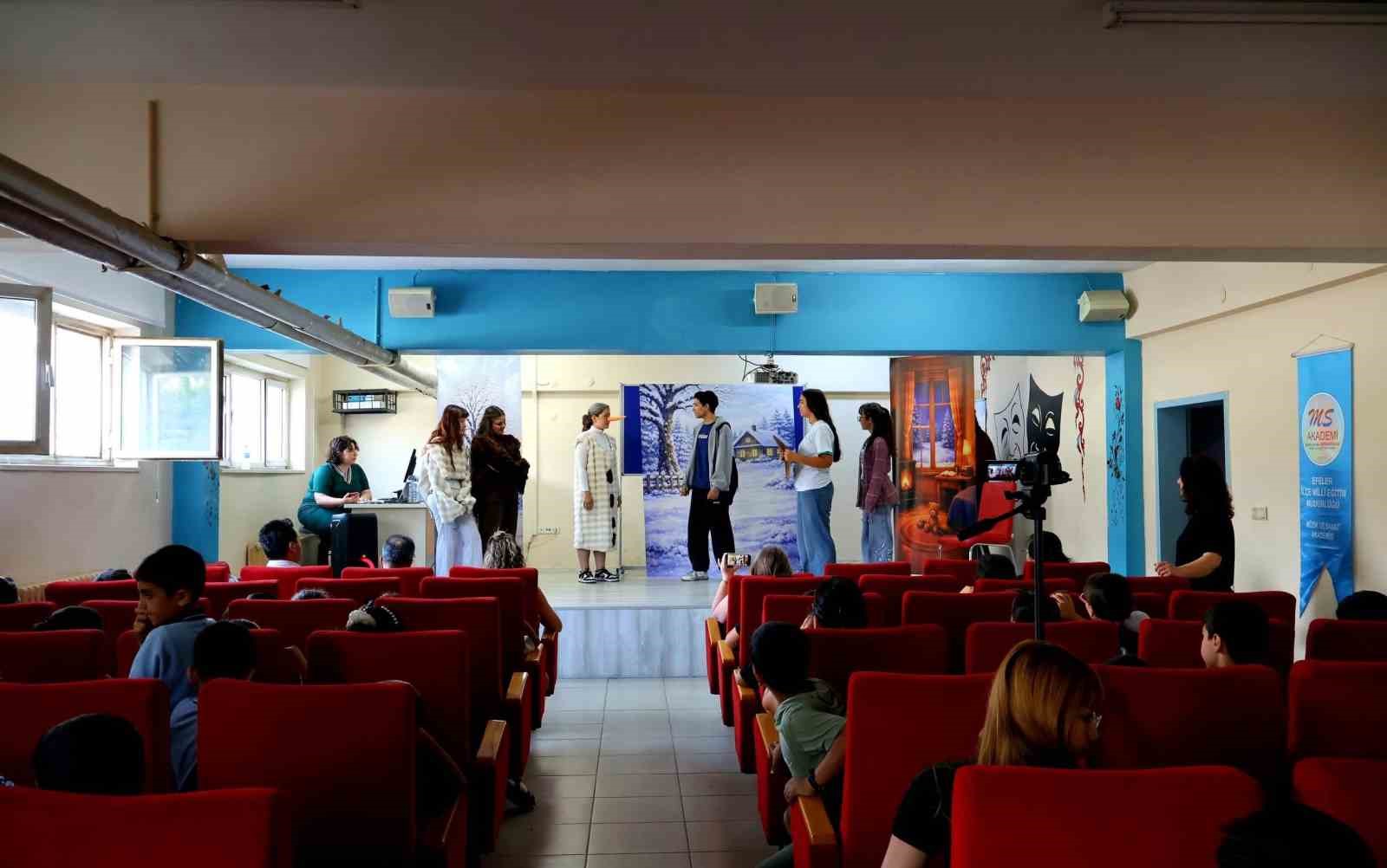 Gezici tiyatro, öğrencileri sanatla buluşturdu