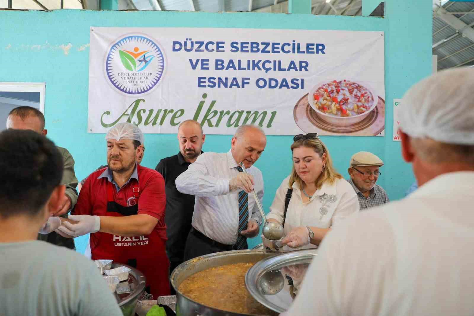 Pazar yerinde aşure ikramı g&ouml;n&uuml;lleri buluşturdu
