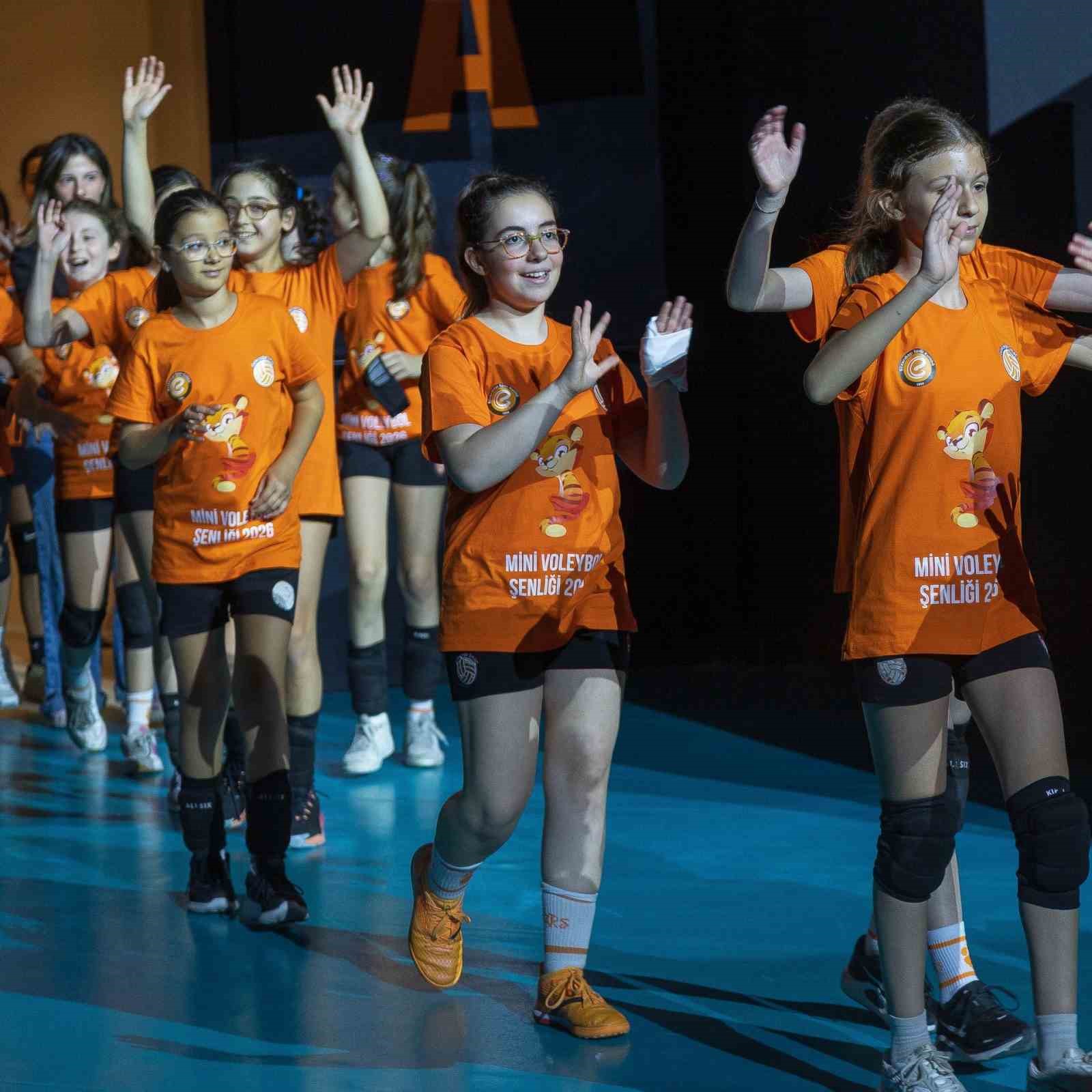 Eczacıbaşı Spor Kul&uuml;b&uuml; Mini Voleybol Şenliği ger&ccedil;ekleşti