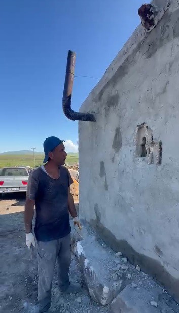 Kars&rsquo;ta sıva altından gelen ses hayat kurtardı: Usta duvarı kırıp kuş yavrularını kurtardı