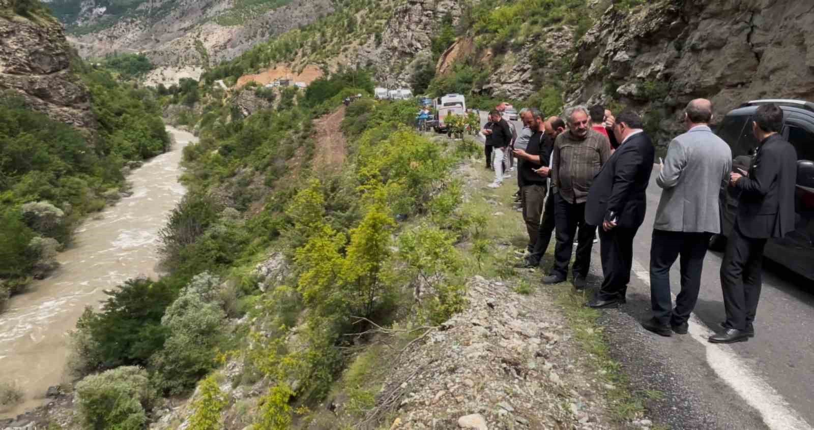 Artvin&rsquo;de dereye d&uuml;şen aracı sudan &ccedil;ıkartmak ve baba ile oğlunu bulmak i&ccedil;in &ccedil;alışmalar s&uuml;r&uuml;yor
