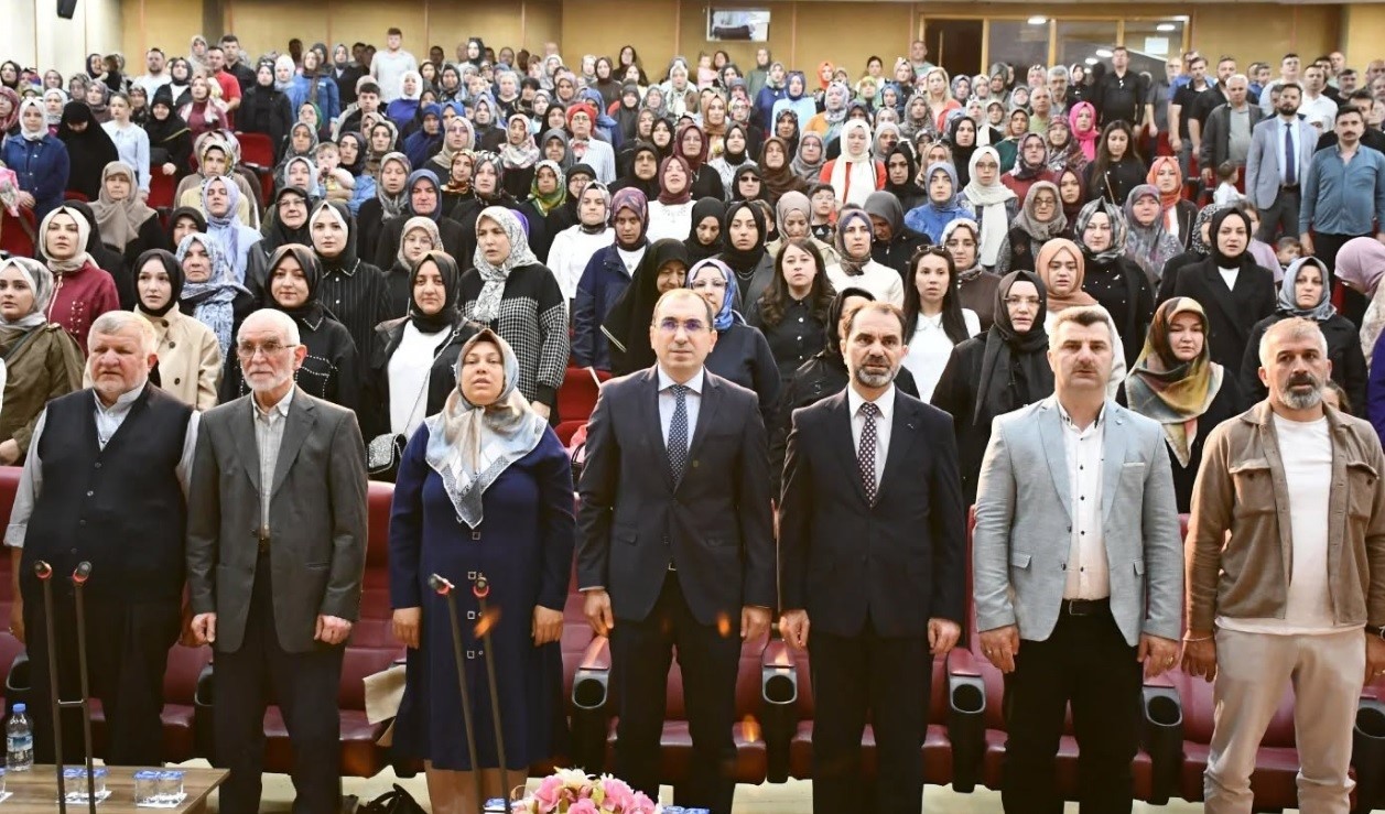 Kur&rsquo;an kursunu başlarına ta&ccedil; takarak tamamladılar