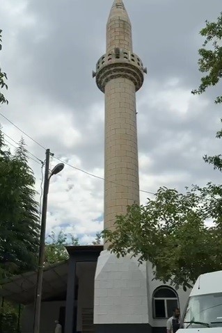 Tahrip edilen k&ouml;y camisi belediye ekiplerince yeniden ibadete hazır hale getirildi