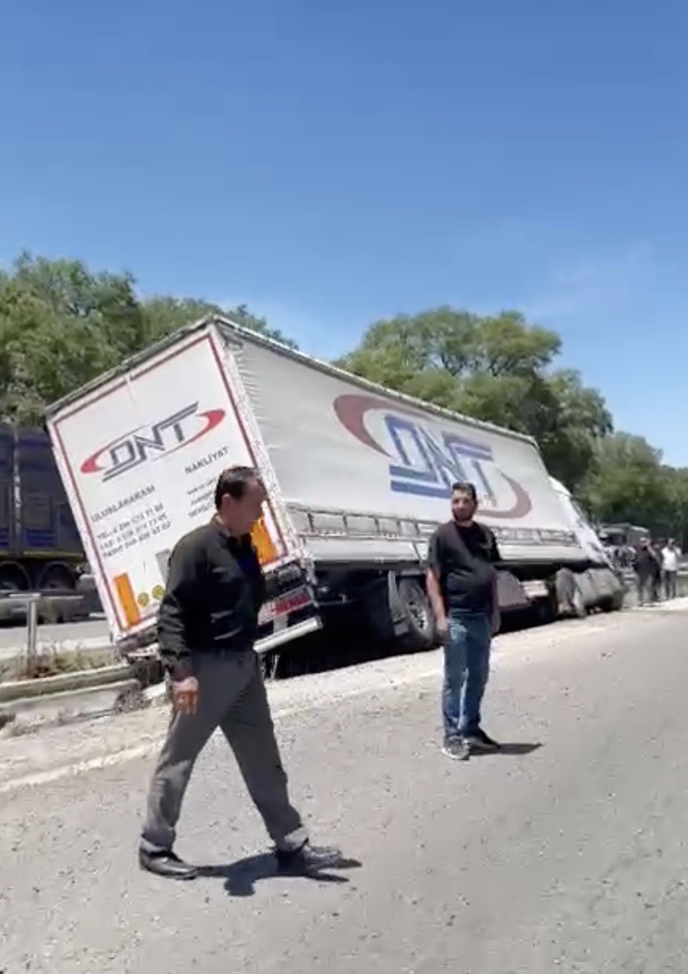 Karacabey&rsquo;de &ouml;n lastiği patlayan tır ref&uuml;je girdi