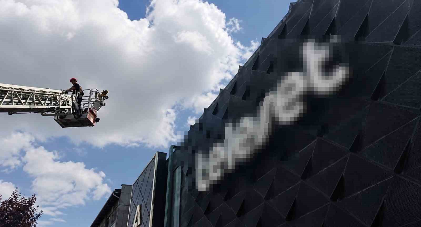 Sahibinin omzunda gezerken korkup ka&ccedil;an papağanın imdadına itfaiye yetişti