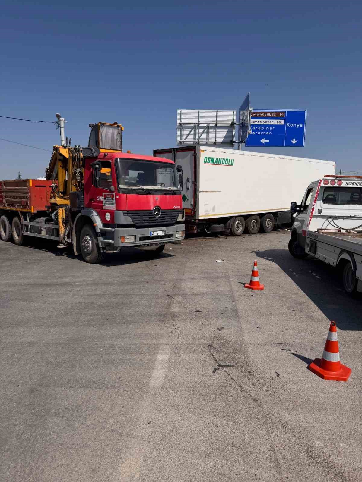 Tır ile otomobil &ccedil;arpıştı: 2 &ouml;l&uuml;, 2 yaralı