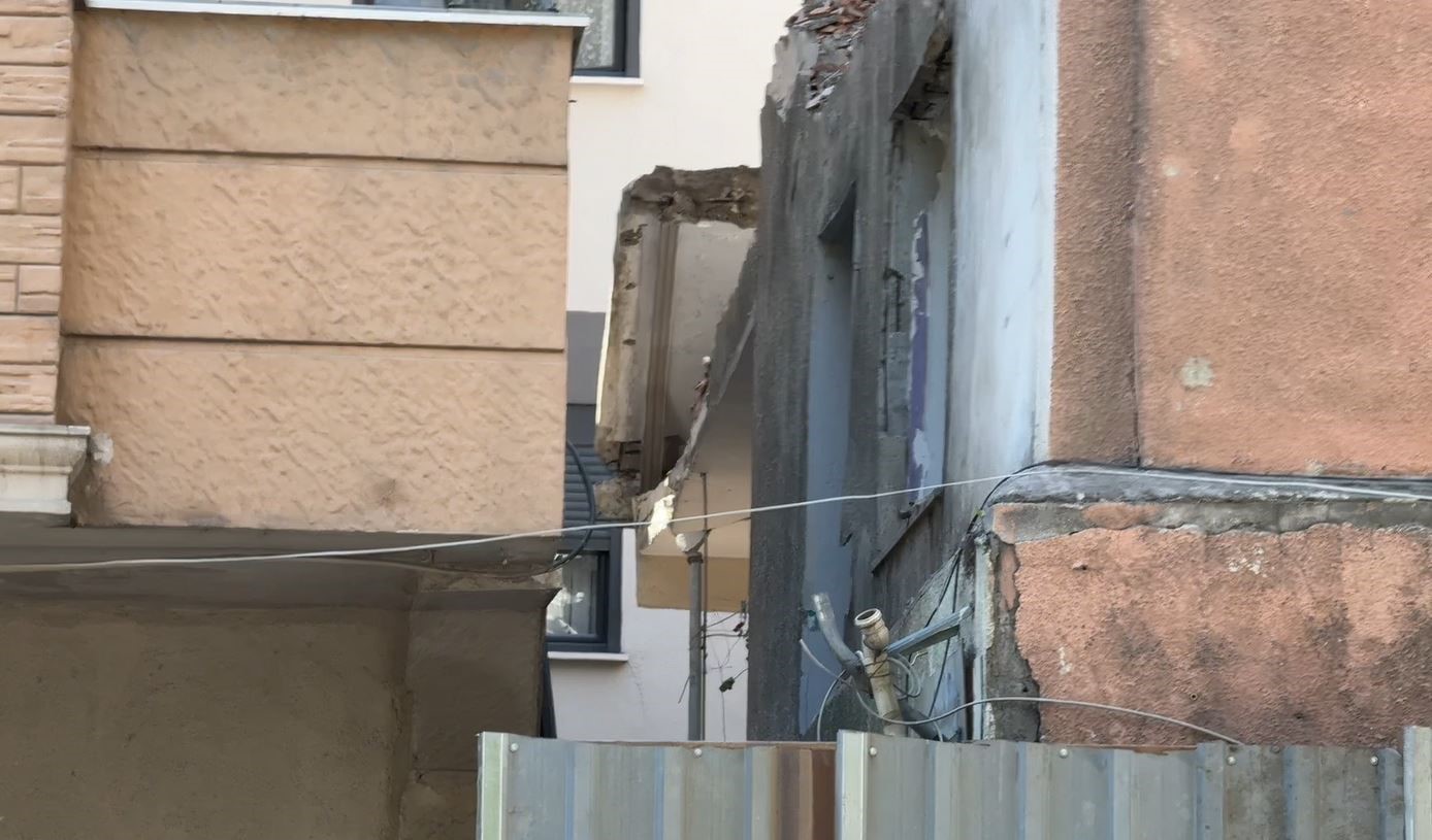K&uuml;&ccedil;&uuml;k&ccedil;ekmece&rsquo;deki bina &ccedil;&ouml;kmesinde ağır yaralanan gen&ccedil; hayatını kaybetti
