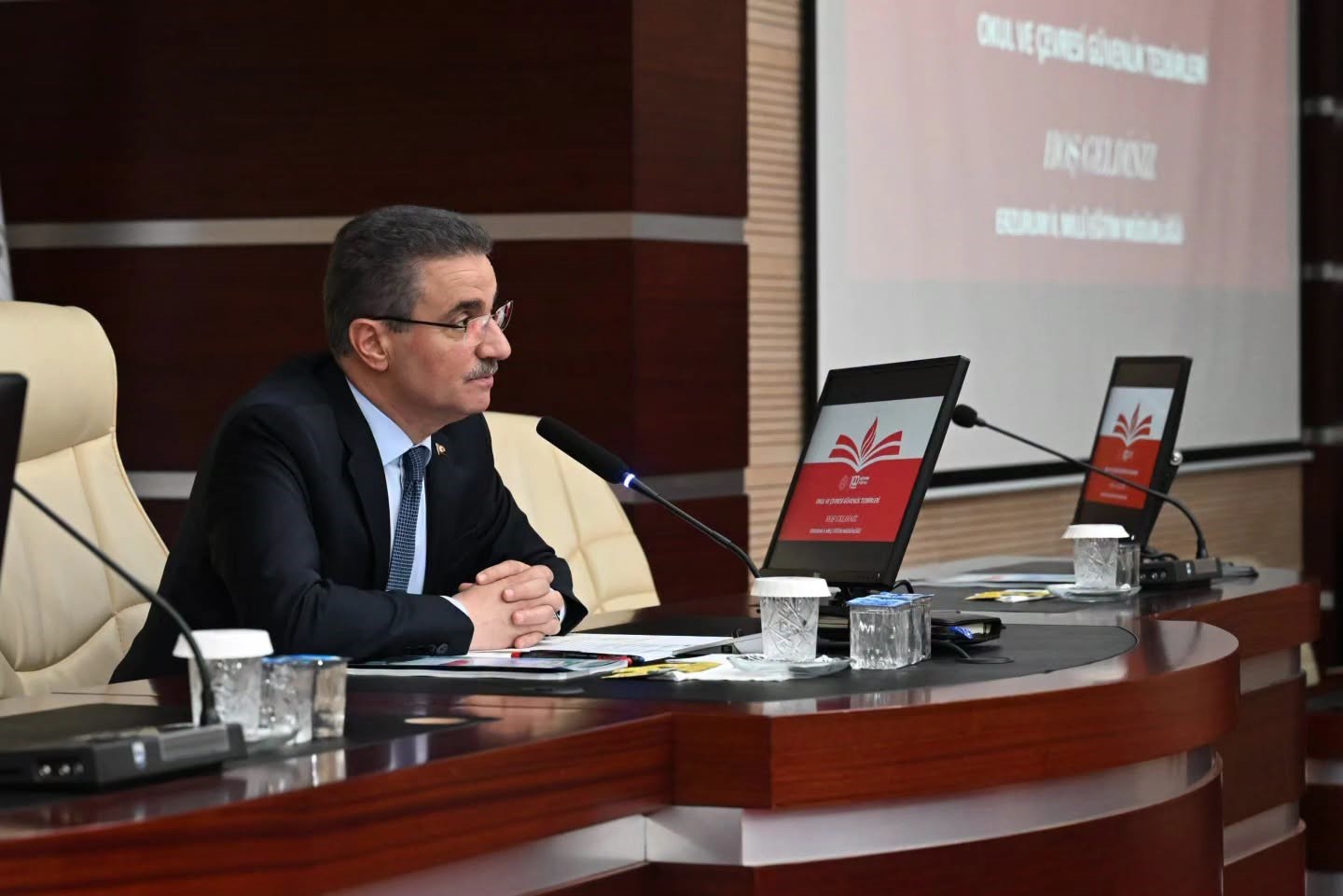 Okul ve &ccedil;evresi g&uuml;venlik tedbirleri masaya yatırıldı