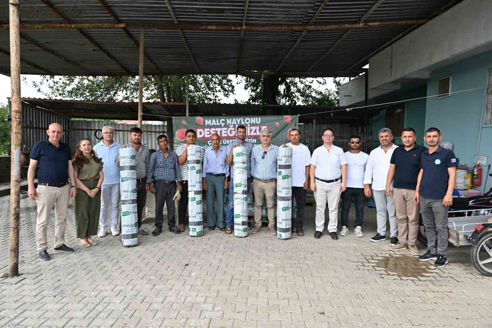 Manisa B&uuml;y&uuml;kşehir&rsquo;den &ccedil;ilek &uuml;reticilerine mal&ccedil; naylonu desteği