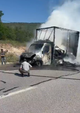 Eskişehir - K&uuml;tahya yolunda korkutan yangın